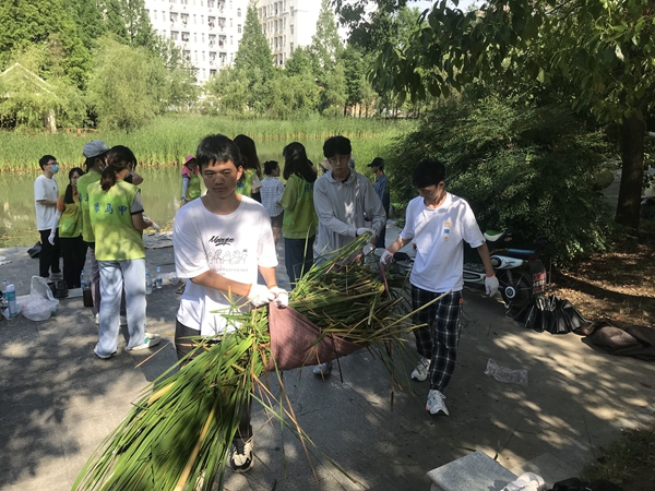 1656580970624990.jpg 图7学生搬运水草-陈捷.jpg