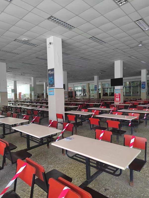 1658975135294792.jpg 食堂大厅座位实行同向就座.jpg