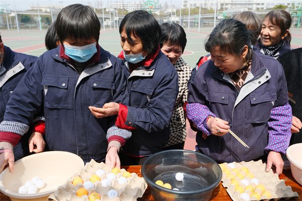 1710487925906979.jpg 巧手夹乒乓球2.jpg