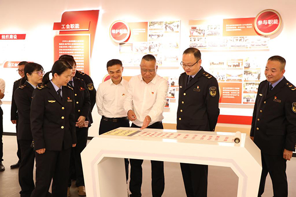 1713252065958357.jpg 图3参观党群驿站.jpg