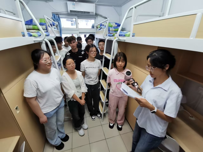 1732781044407953.jpg 江苏科技大学公寓中心党员带头 创建样板学生宿舍2.jpg