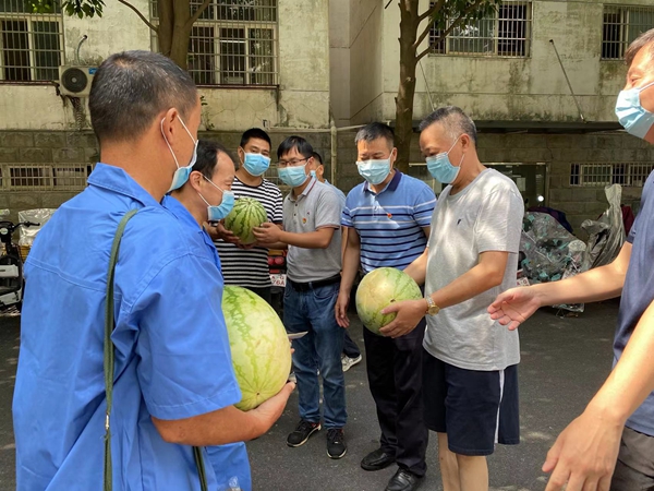 后勤第三党支部为一线员工“送清凉”图1.jpg